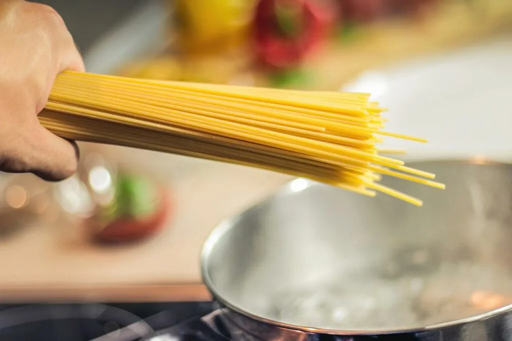 spaghettis et eau bouillante