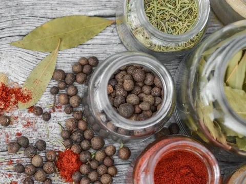 herbes aromatiques et poivre