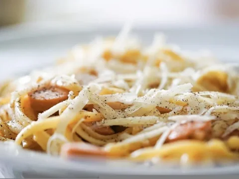 Recette des pâtes fraiches au homard et girolles